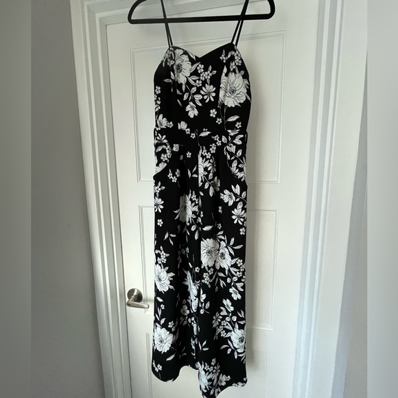 Cute and comfortable floral jumpsuit. Good for nights out, weddings, dates! - Picture 2 of 6
